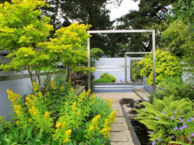 The blue and yellow colour scheme is very “of the day”. I am reserving judgement on the stainless steel