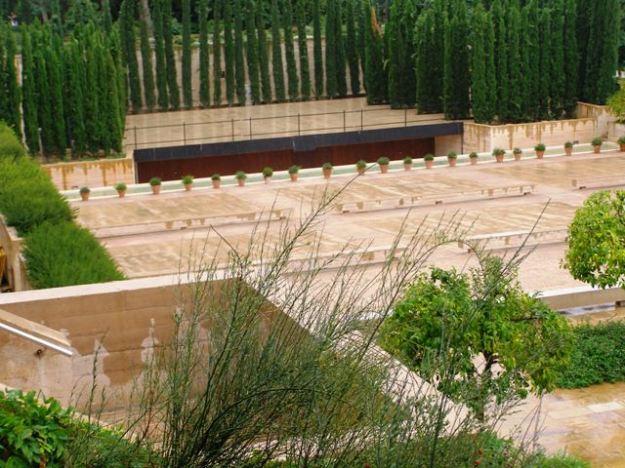 There is nothing romantic at all about the latest, hard-edged modern garden addition at the Alhambra. 