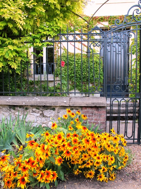 The soft-edged naturalism, helped by French village style, showed romantic gardening at a very domestic level. 