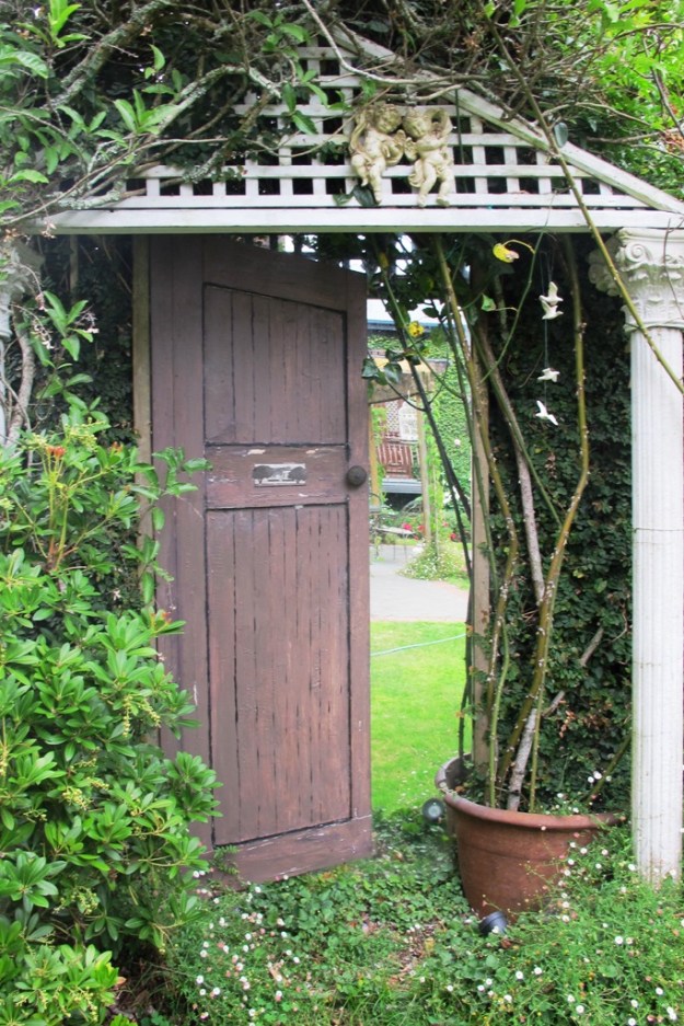 The trompe l'oiel of the world of garden mirrors 